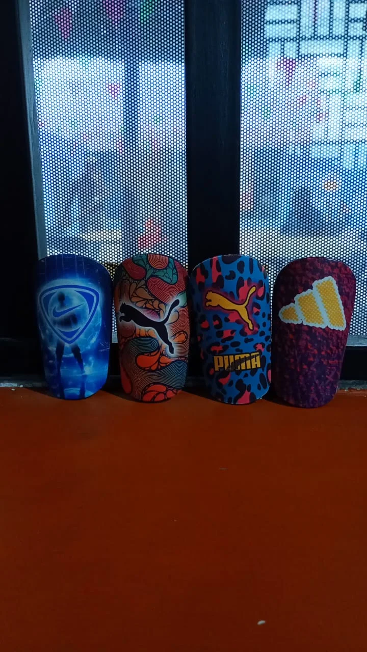 MINI ESPINILLERAS DE FÚTBOL DISEÑO DE MARCAS